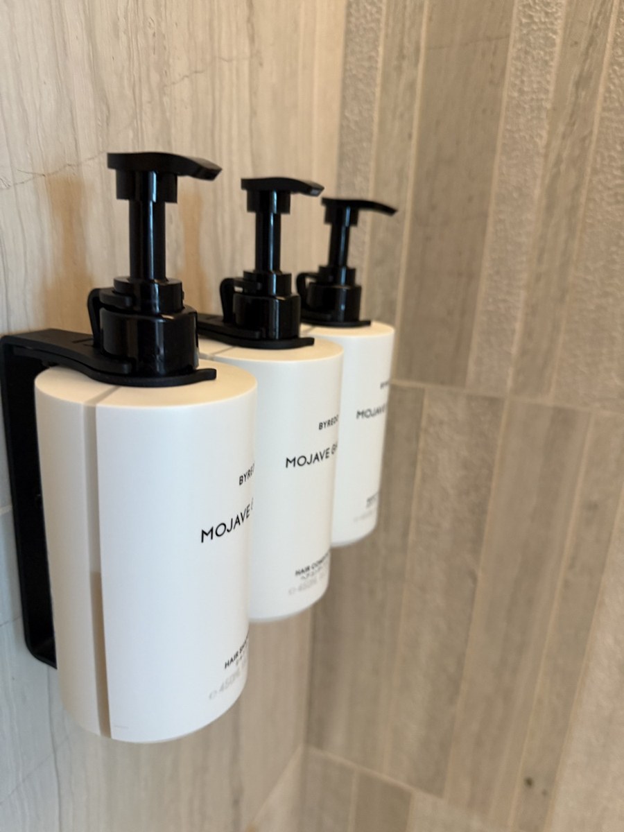 コンラッド名古屋の客室バスアメニティ。BYREDO MOJAVE GHOSTのボトル3本