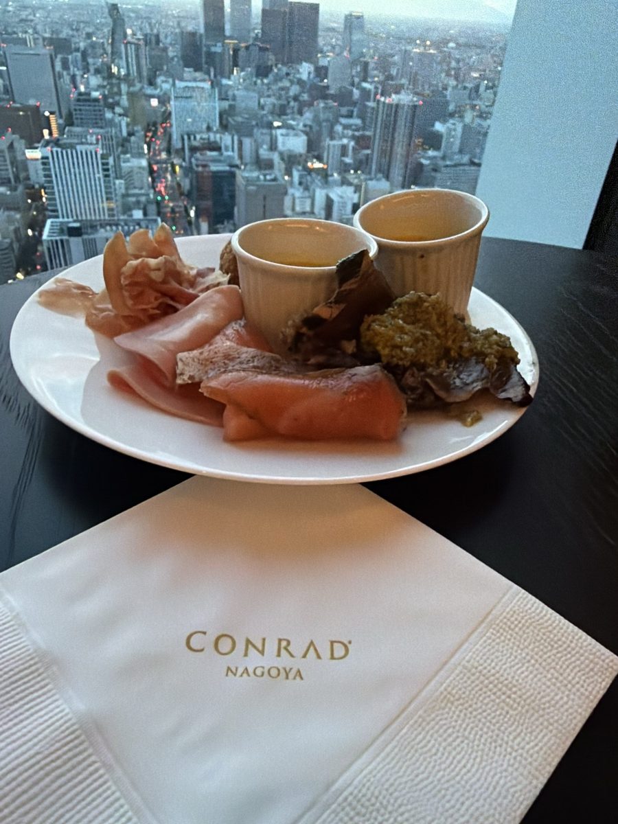 コンラッド名古屋40階ラウンジのイブニングカクテル。生ハムやサーモン、スープと名古屋の街並み