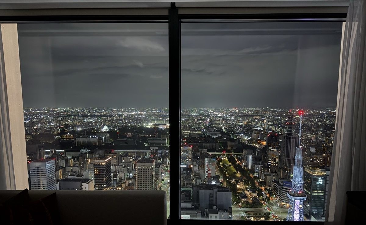 コンラッド名古屋39階の客室から見た名古屋の夜景とライトアップされたテレビ塔