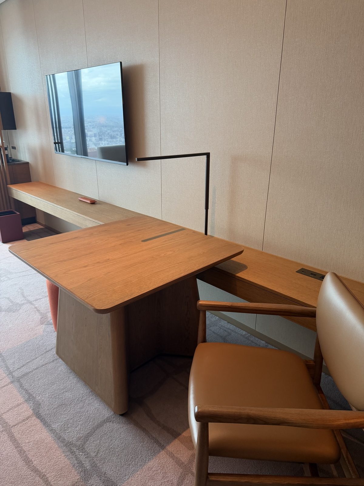 コンラッド名古屋の客室デスクと壁掛けテレビ 奥行91センチの広いデスクと55型クラスのテレビ