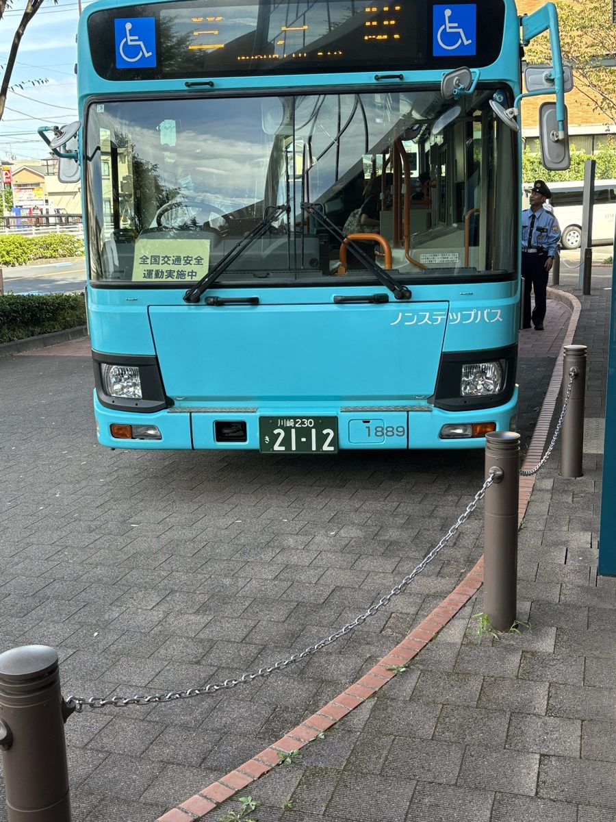 ラッピングではない通常の水色の川崎市バス|ミュージアム前のバス停に停車している