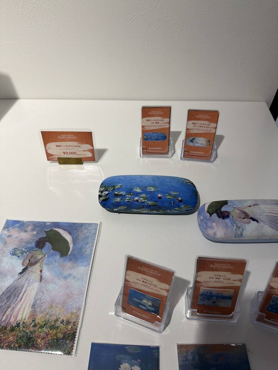 イマーシブジャーニー名古屋の物販コーナー。モネの絵のグッズ