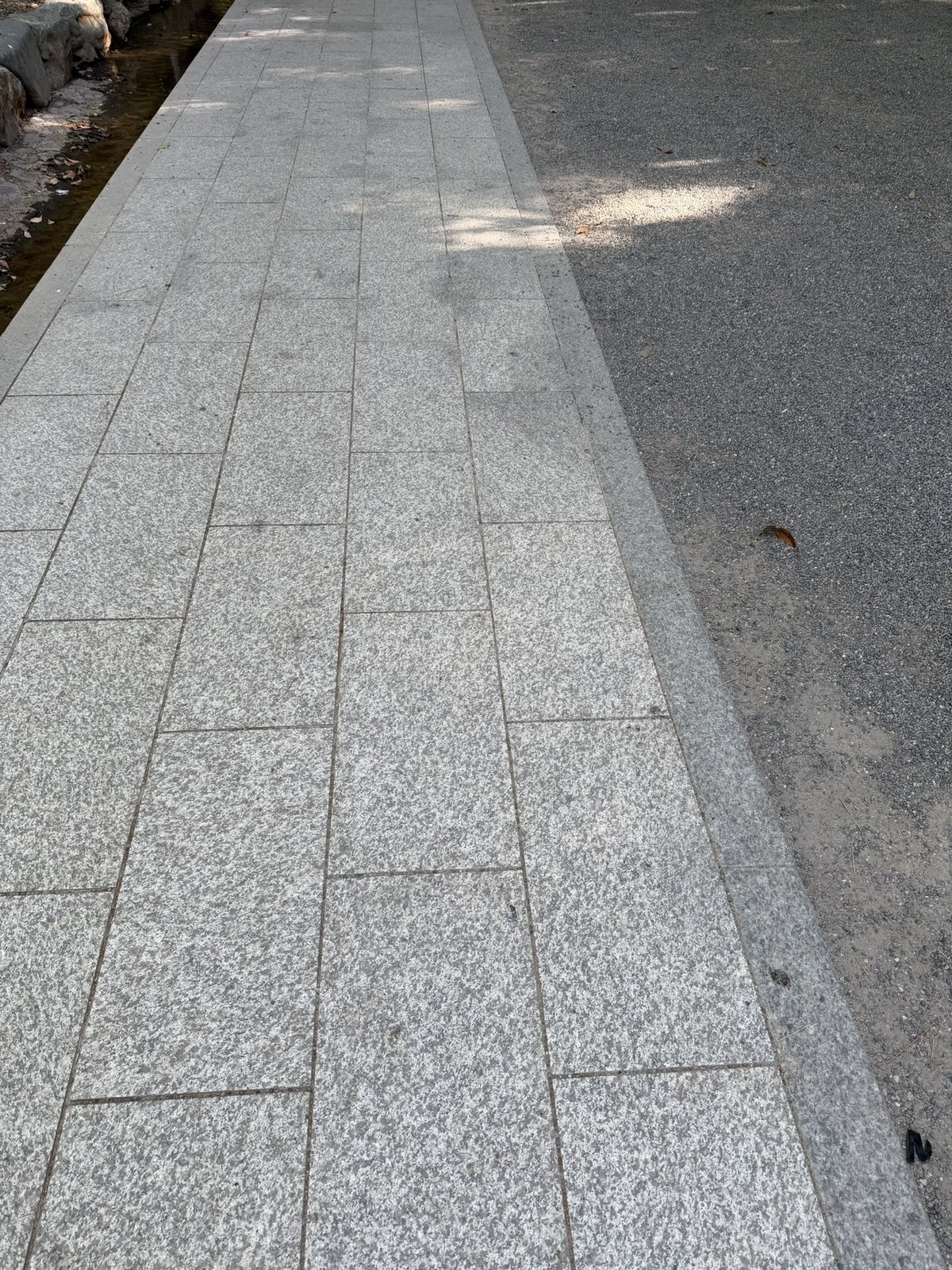熱田神宮 参道の整備された両端通路(車椅子・ベビーカー対応)