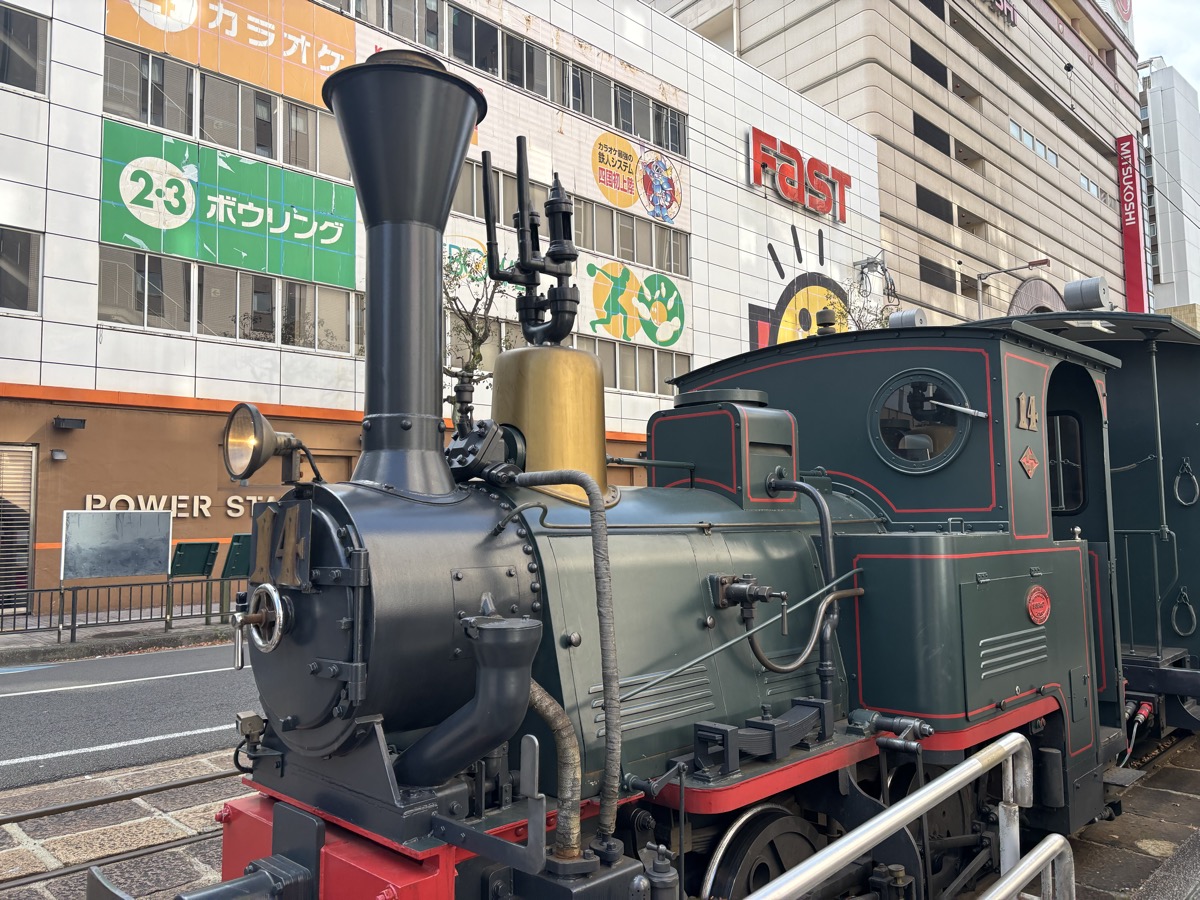 坊っちゃん列車(松山市駅前・蒸気機関車を再現した観光列車)