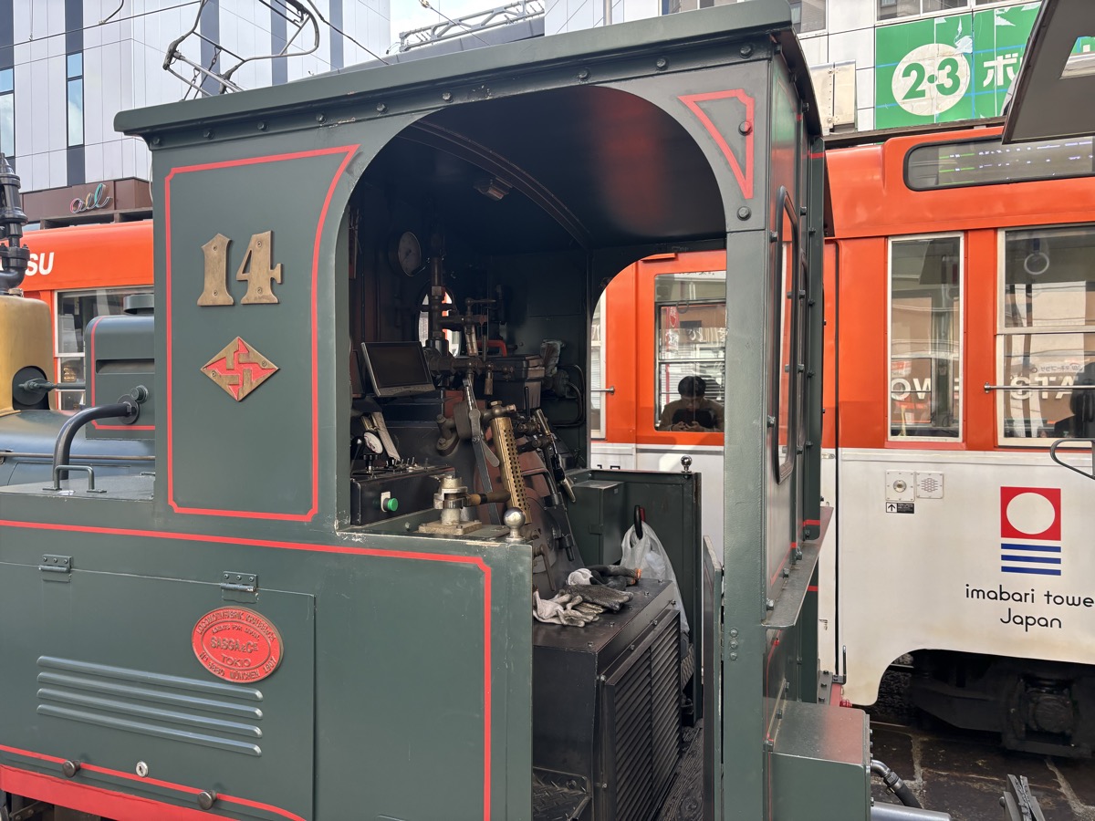 坊っちゃん列車の運転台と伊予鉄の市内電車