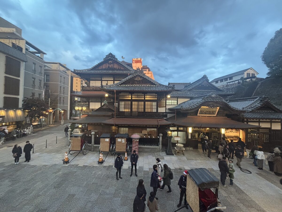 夕暮れの道後温泉本館と人力車