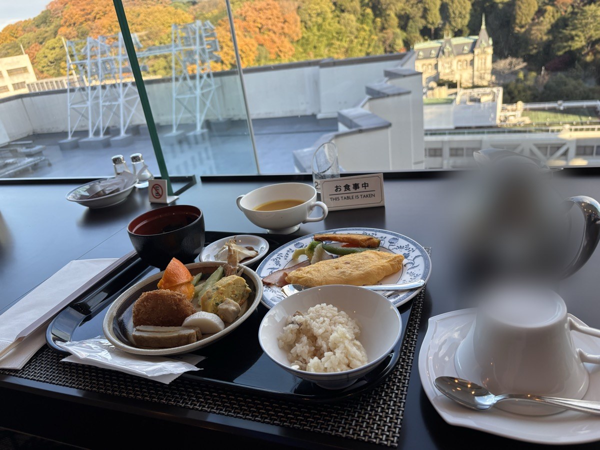 ANAクラウンプラザホテル松山の朝食と窓の外の萬翠荘・紅葉