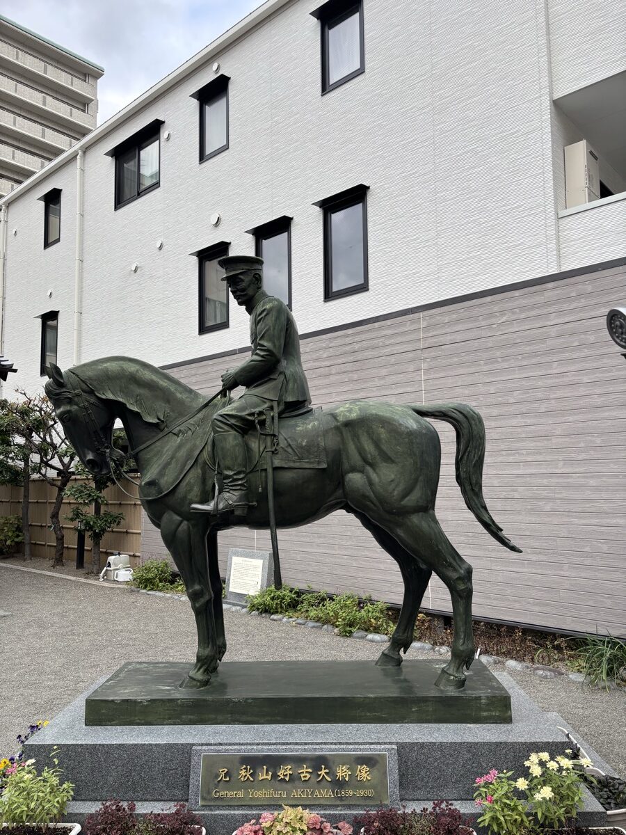 秋山兄弟生誕地の秋山好古騎馬像