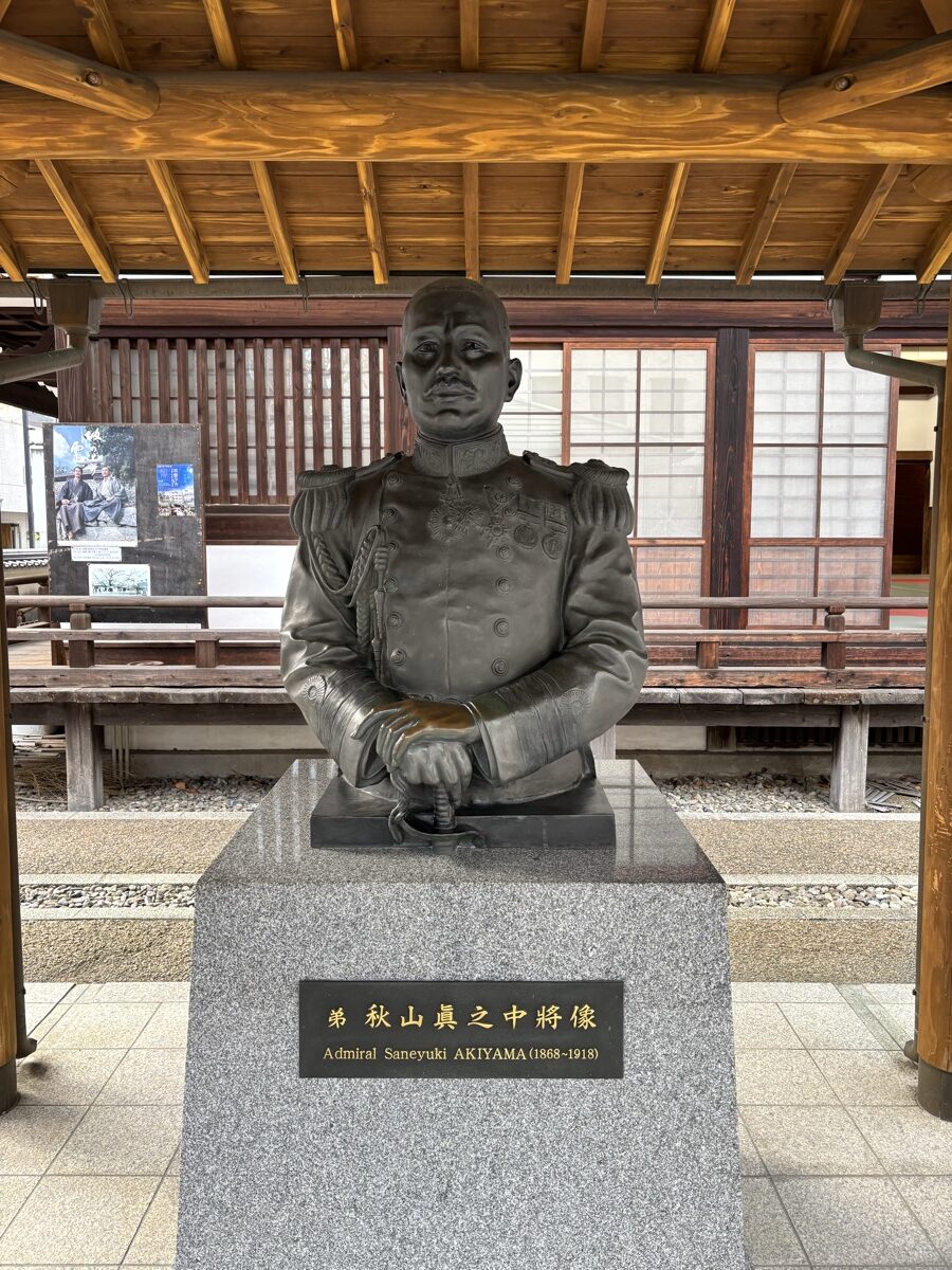 秋山兄弟生誕地の秋山眞之胸像