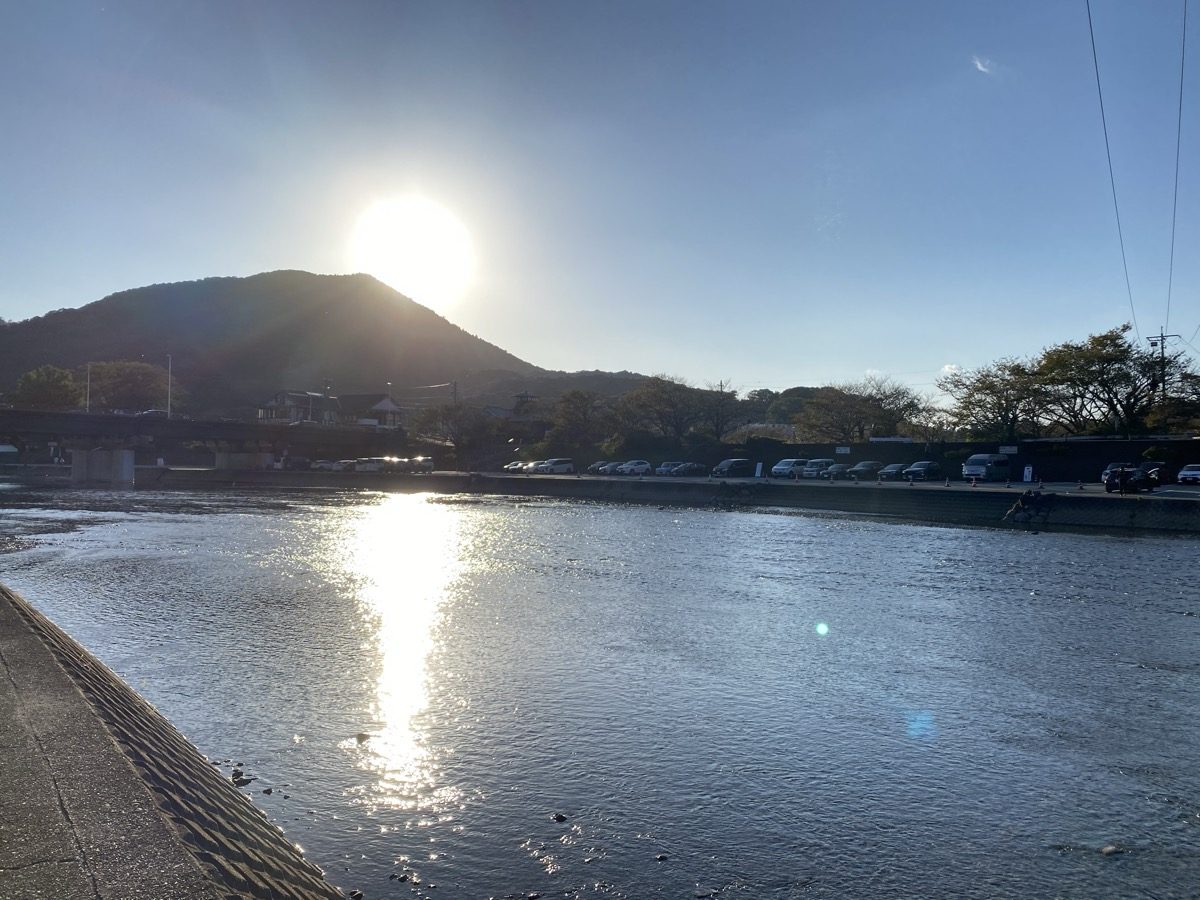 夕方の五十鈴川と川辺