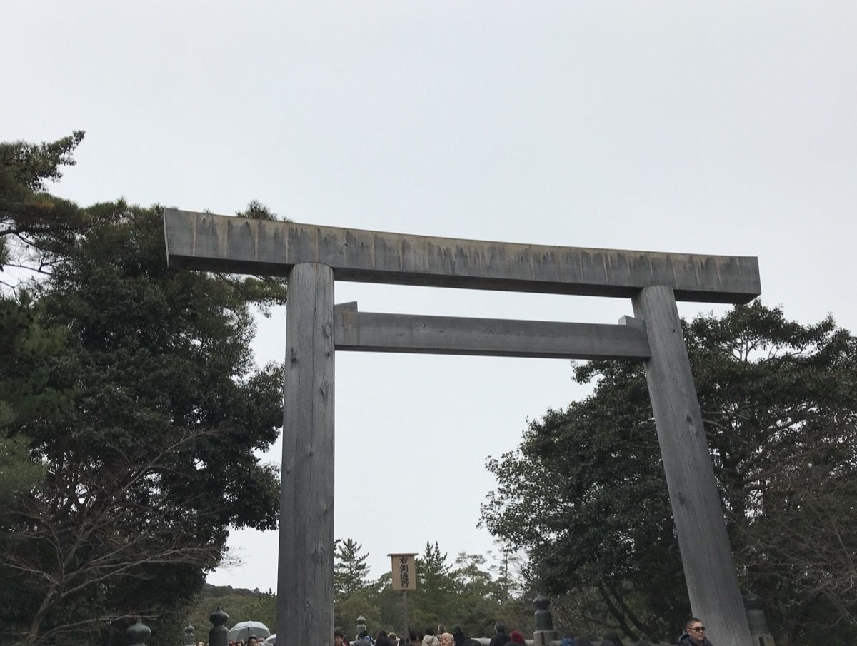 1月の内宮 宇治橋鳥居と参拝客の人出