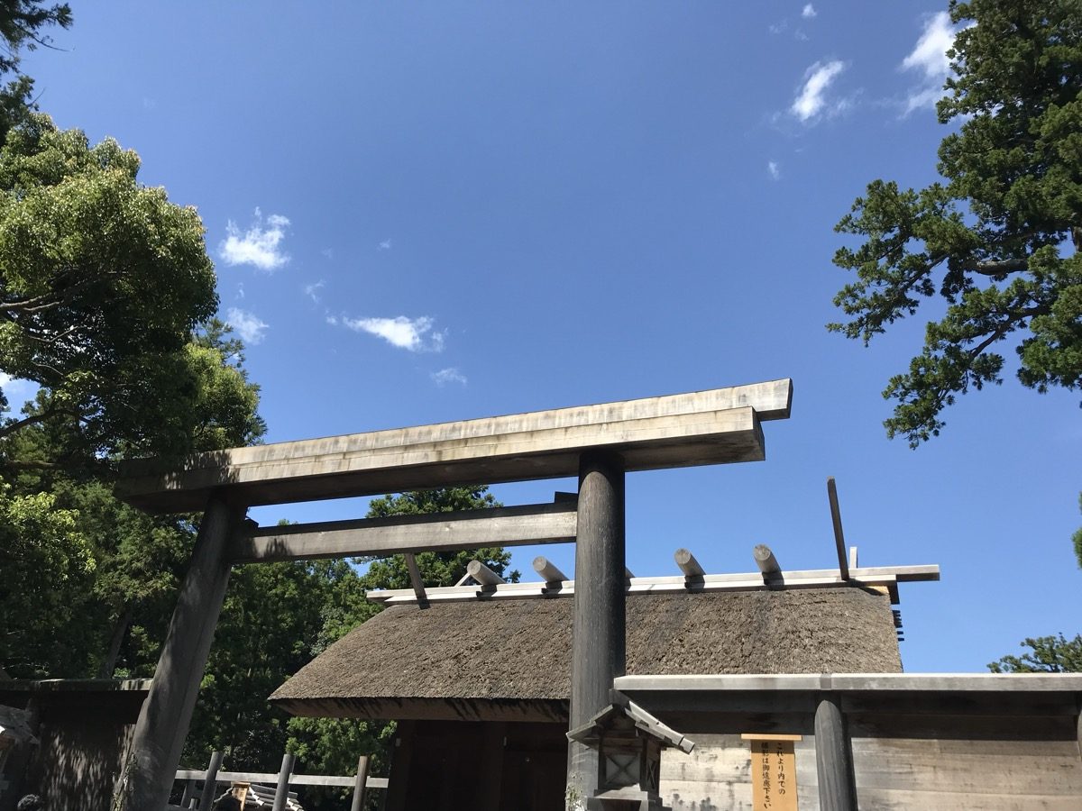 夏の伊勢神宮 正宮前の鳥居と茅葺屋根