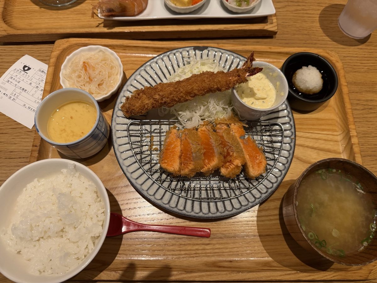 金シャチマネーで支払った夕食の実物。栄スカイル9階お台所ふらりのサーモンカツと大海老フライの定食