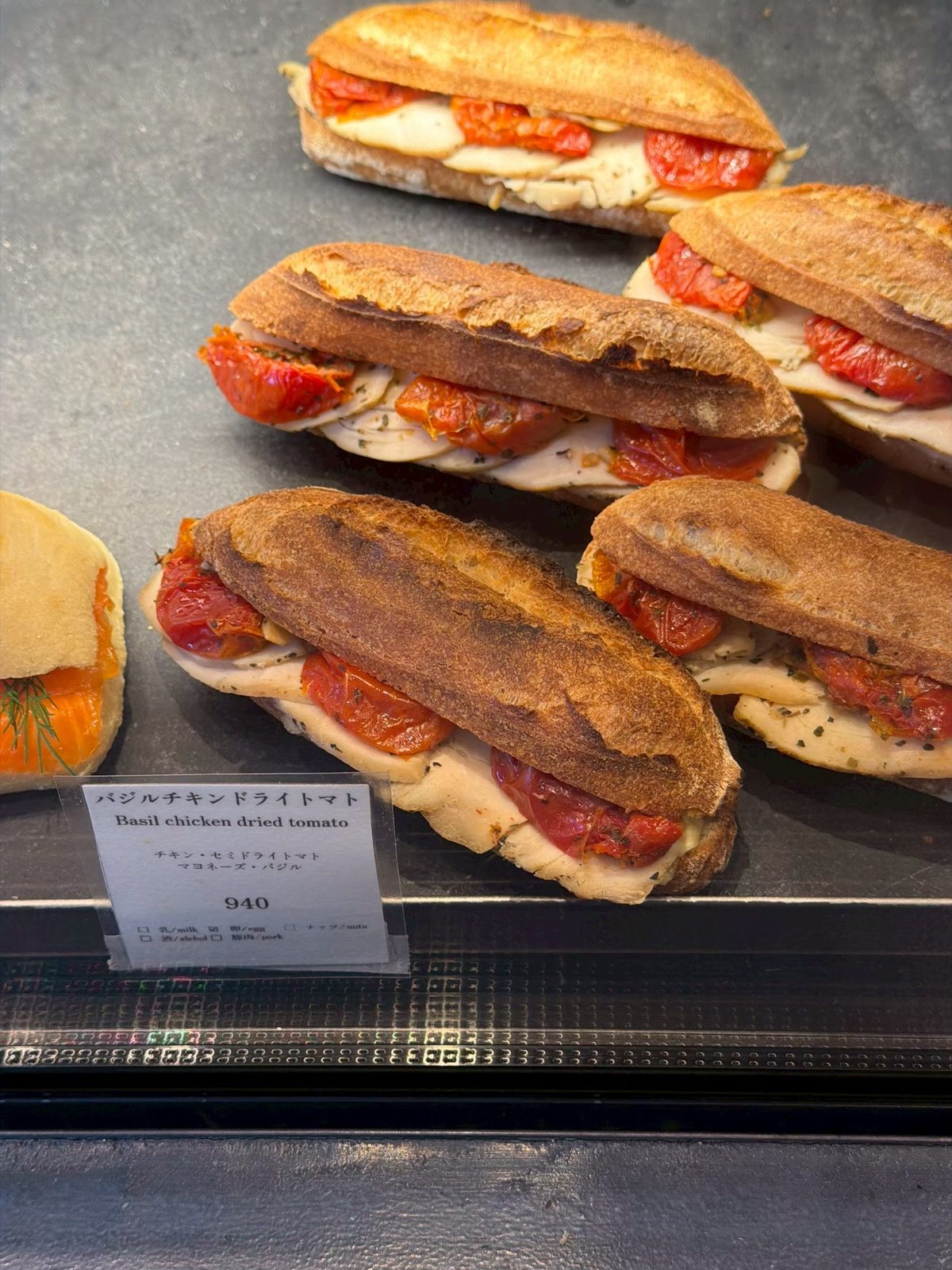 ル・ルソールのバジルチキンドライトマトのサンド(訪問時940円)