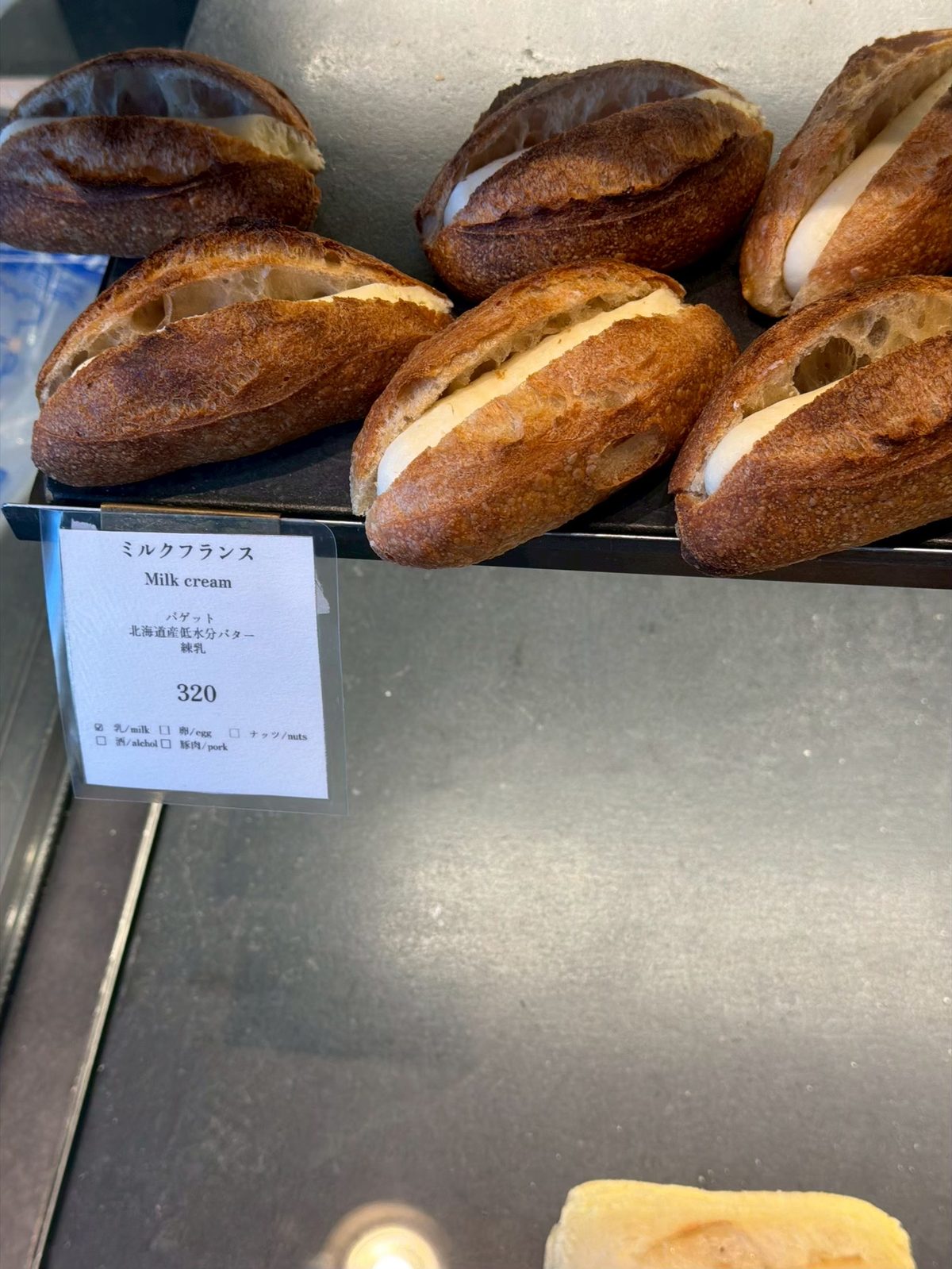 ル・ルソールの棚に並ぶミルクフランス(訪問時320円)