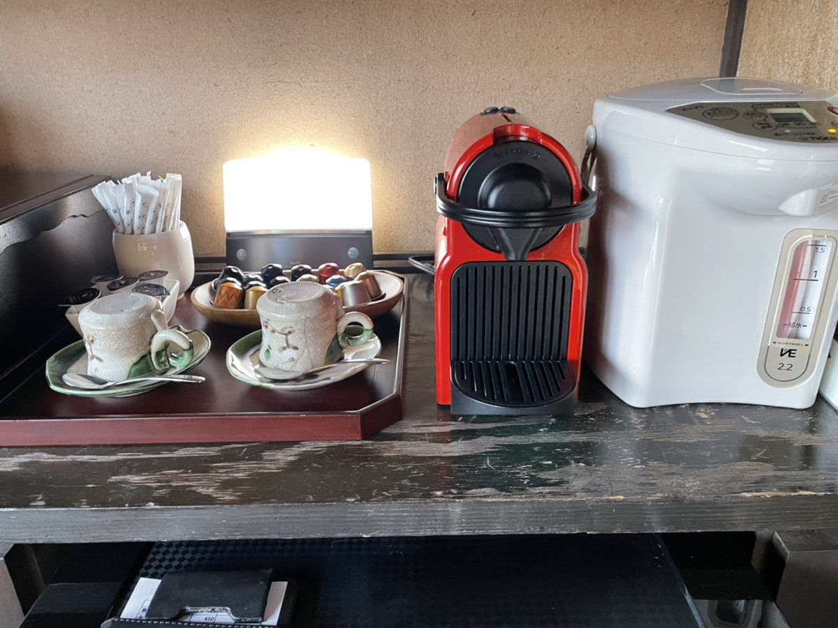 お宿うち山の部屋に備えられたネスプレッソのコーヒーマシンと多彩なカプセル