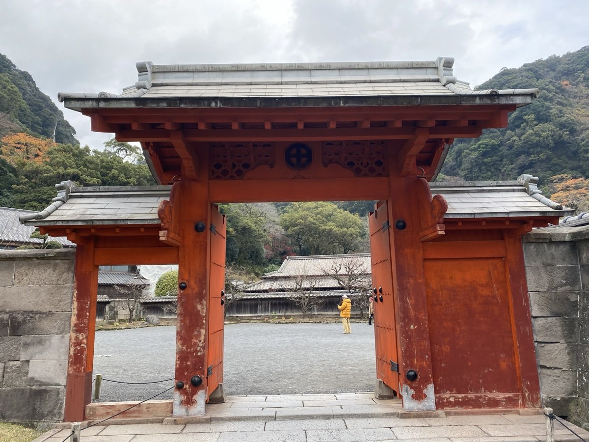 仙巌園の錫門。朱塗りの屋根付き門