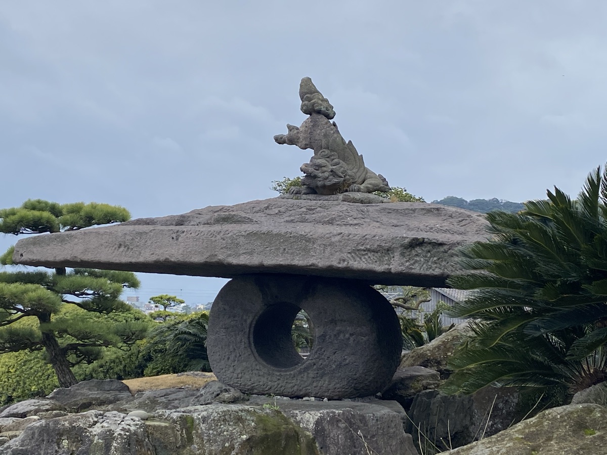 仙巌園の獅子乗大石灯籠