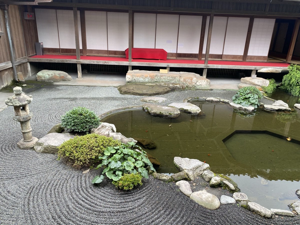 仙巌園 御殿の中庭。砂紋の庭と池