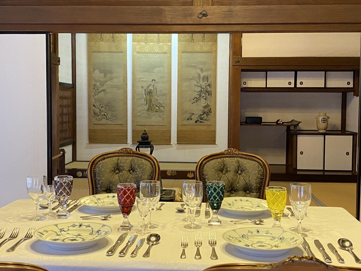 仙巌園 御殿の謁見の間。洋食のテーブルセッティング