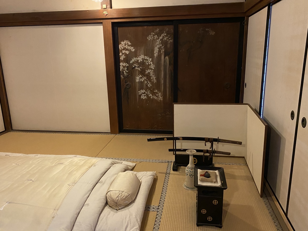 仙巌園 御殿の御寝所。枕元に刀掛け