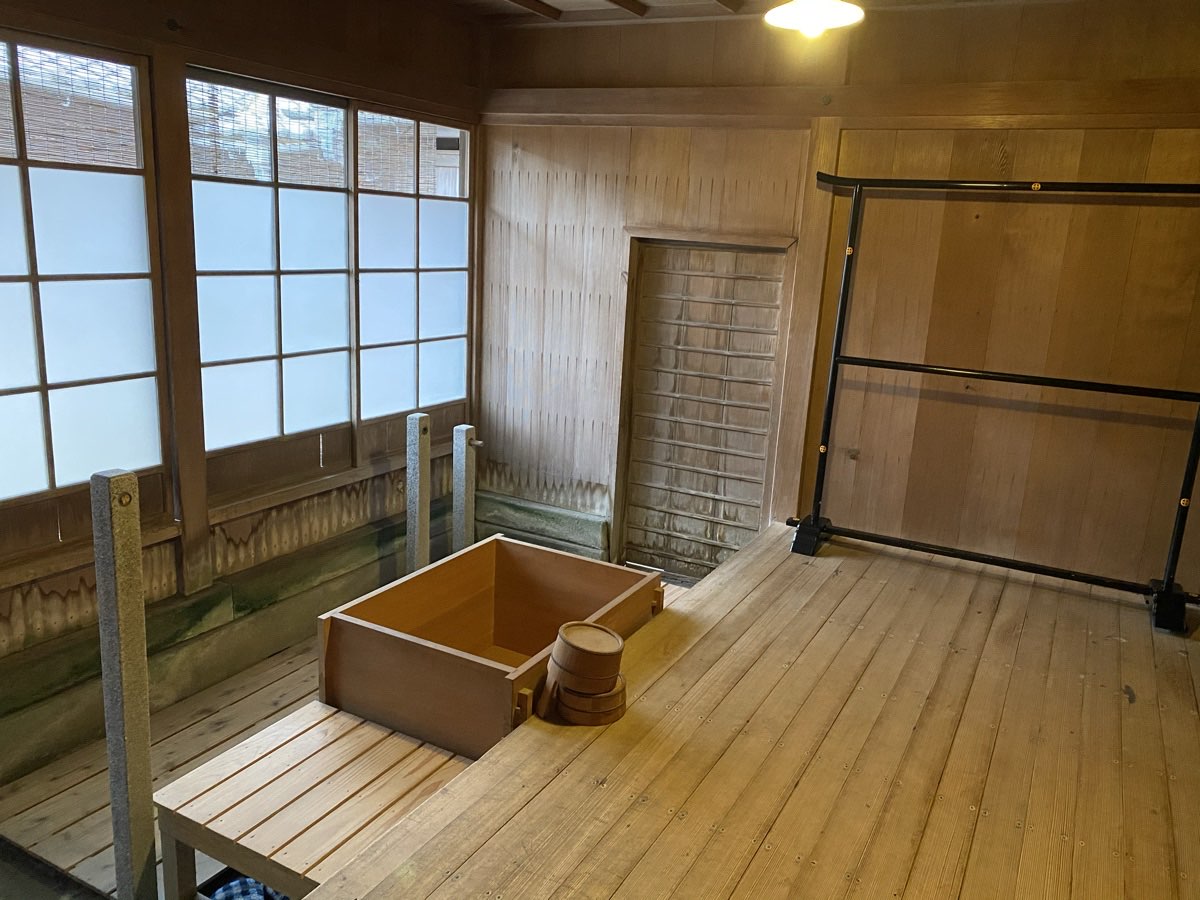 仙巌園 御殿の御風呂。木製の湯船
