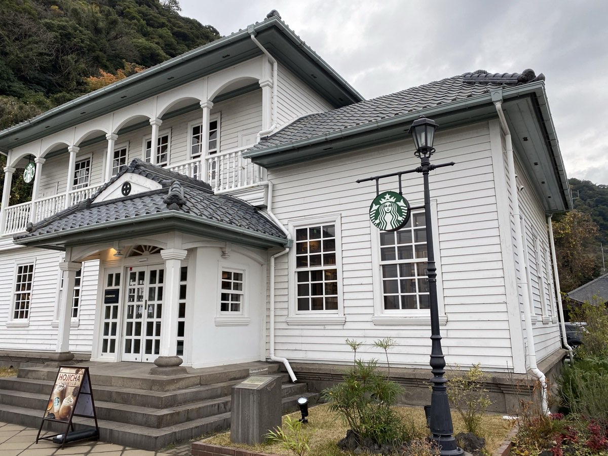 スターバックス鹿児島仙巌園店。明治37年築の白い洋館