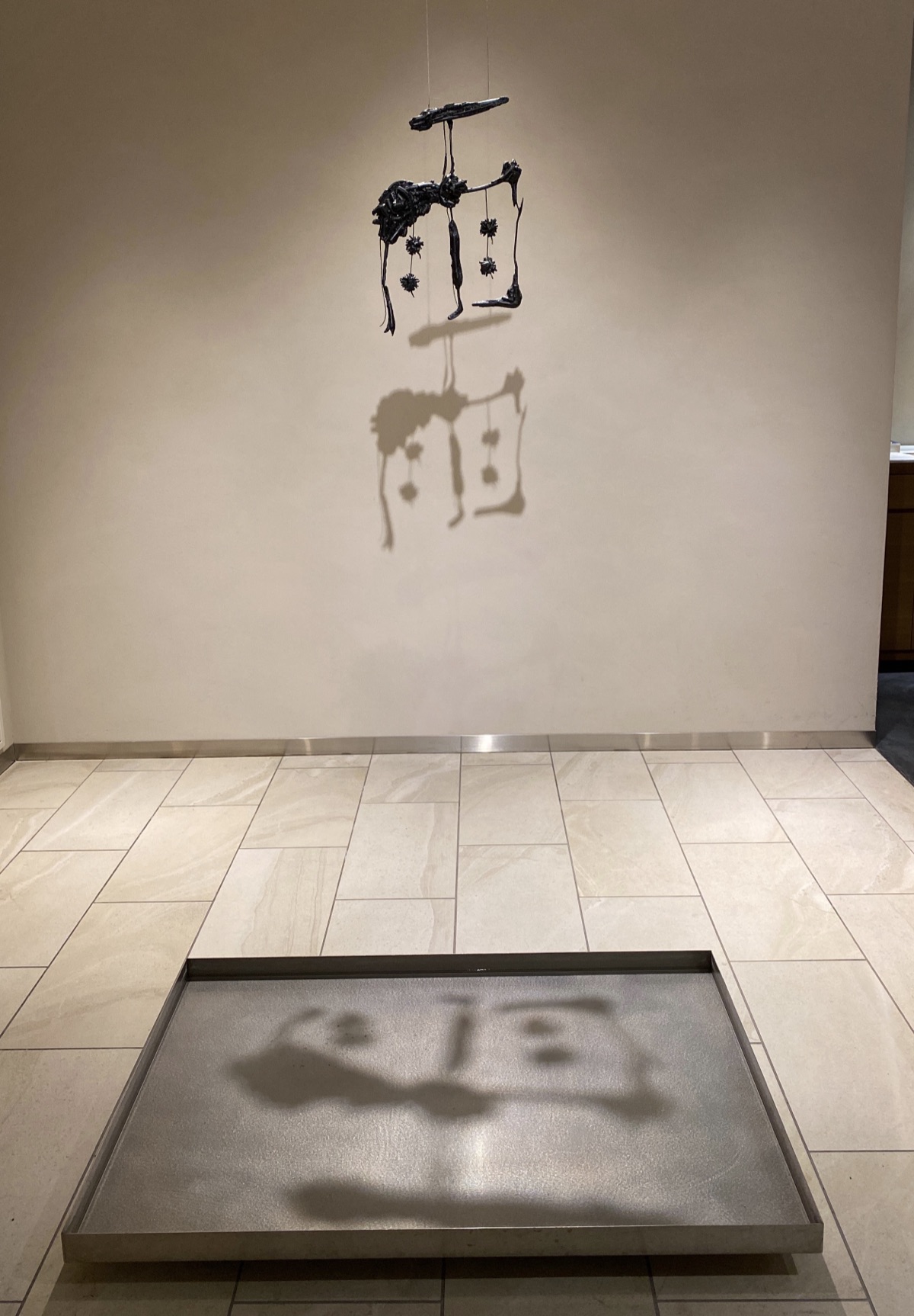 雨庵金沢に展示された書家・紫舟の彫刻作品。吊るされた書の彫刻の影が「雨」の文字になる