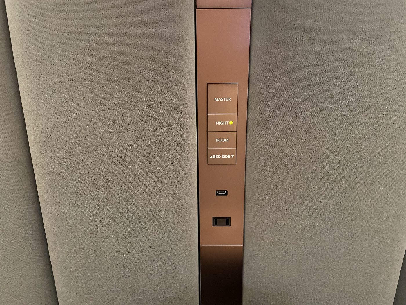 枕元のスイッチとUSB-C、コンセント