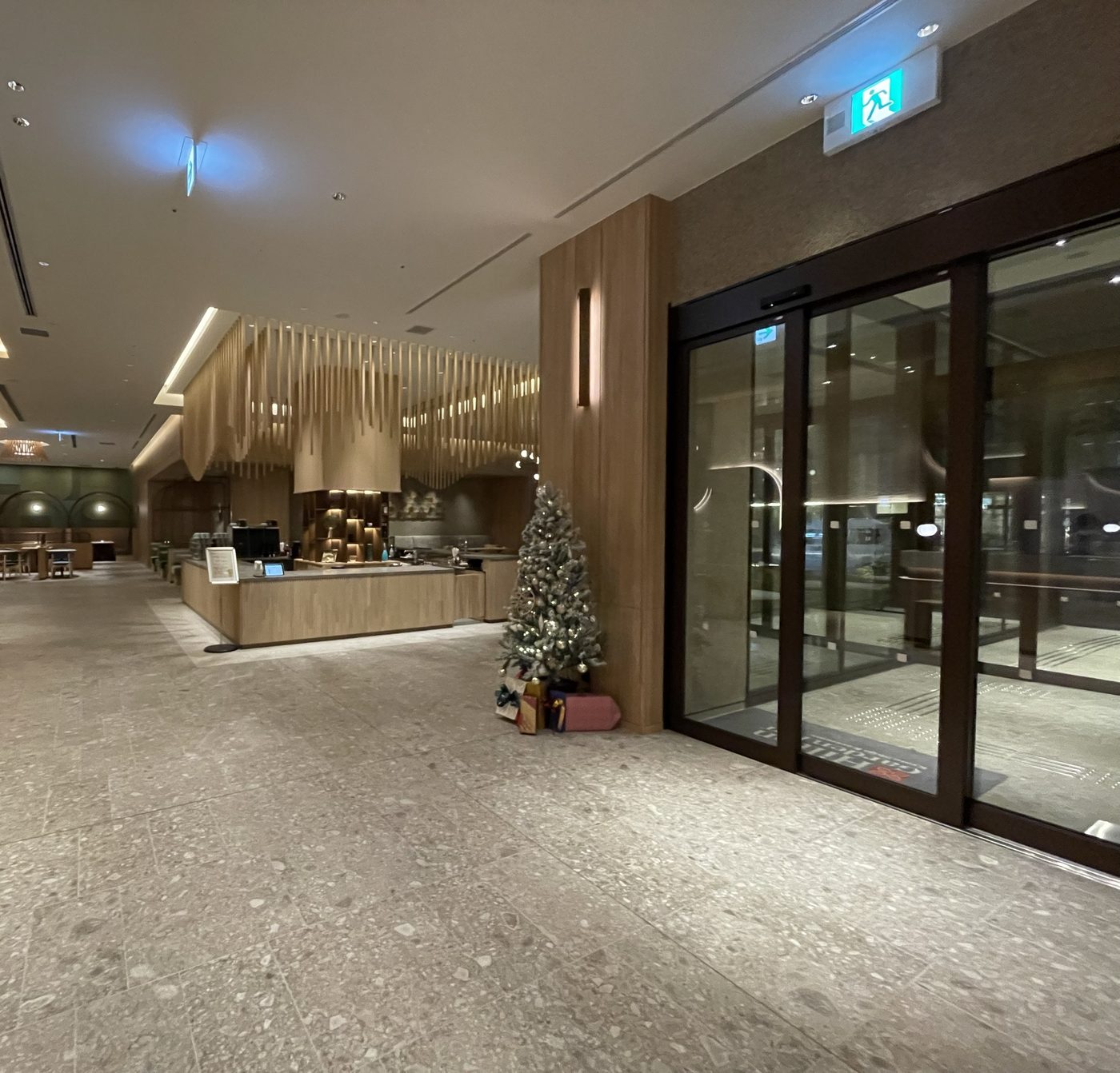 1階のロビー。フロントの横にクリスマスツリー