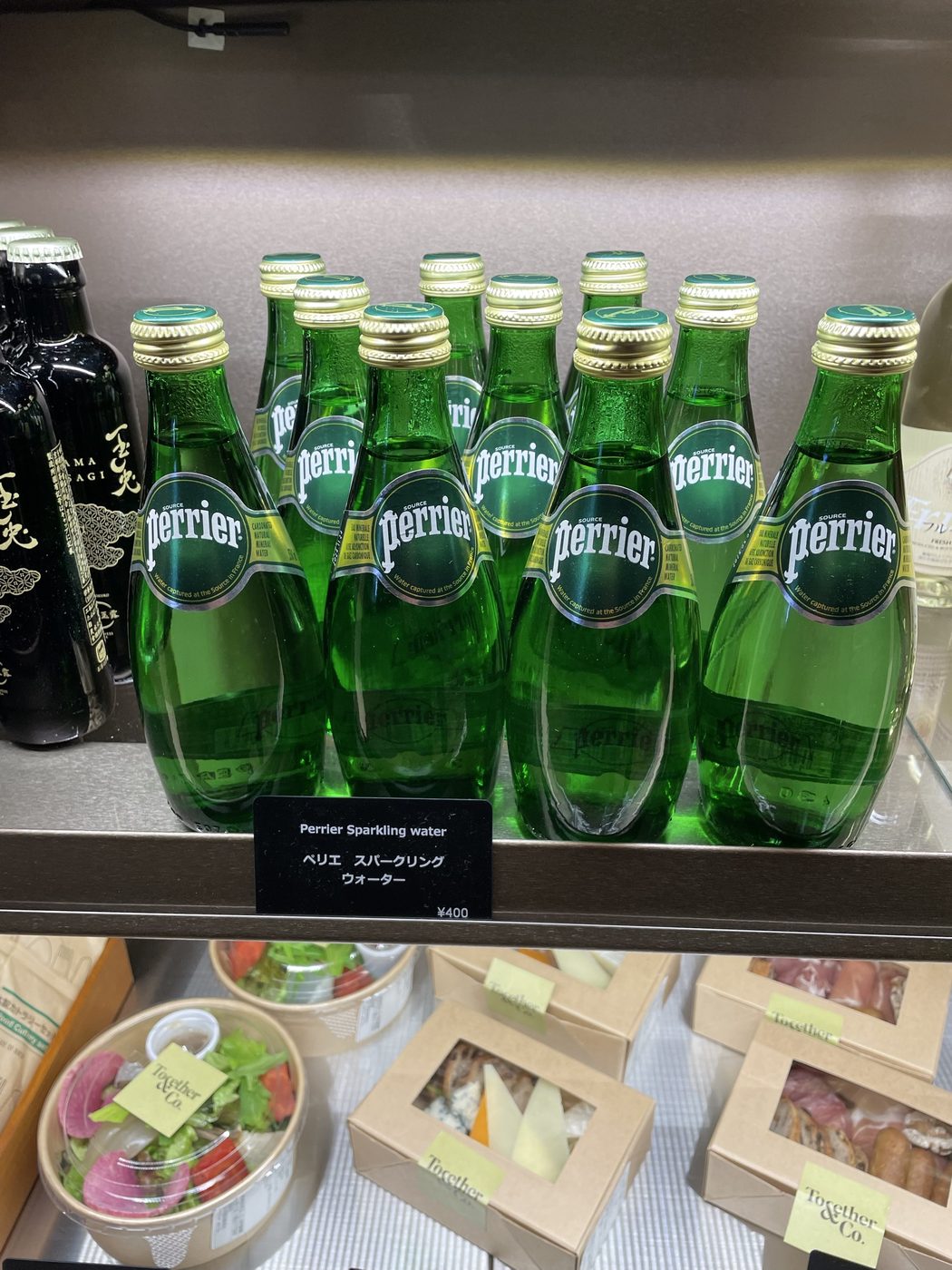 売店のペリエ。値札は400円