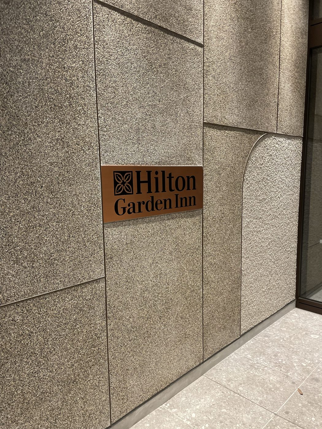 入口の壁にあるHilton Garden Innの銘板