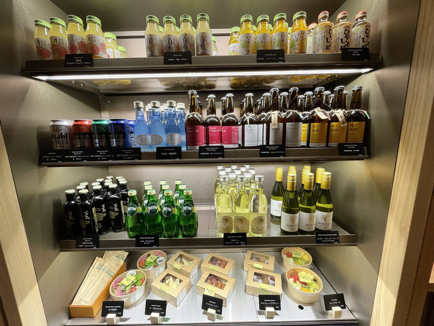 売店の冷蔵ケース。京都の地ビールやサラダ、チーズ