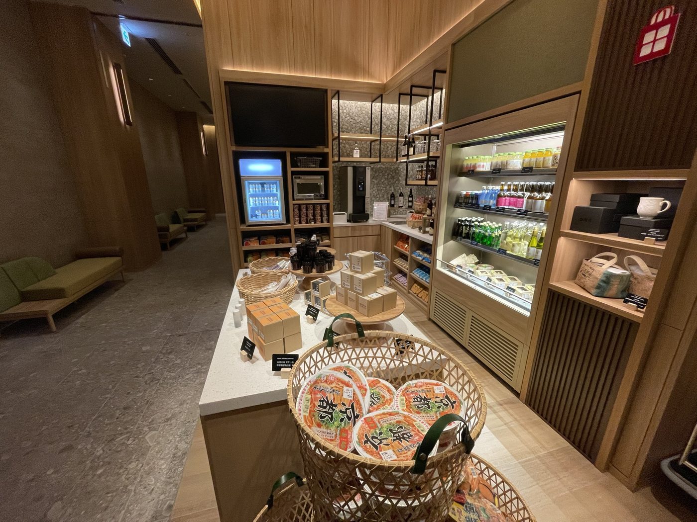 1階の売店。カップ麺や飲み物、京都のお土産が並ぶ