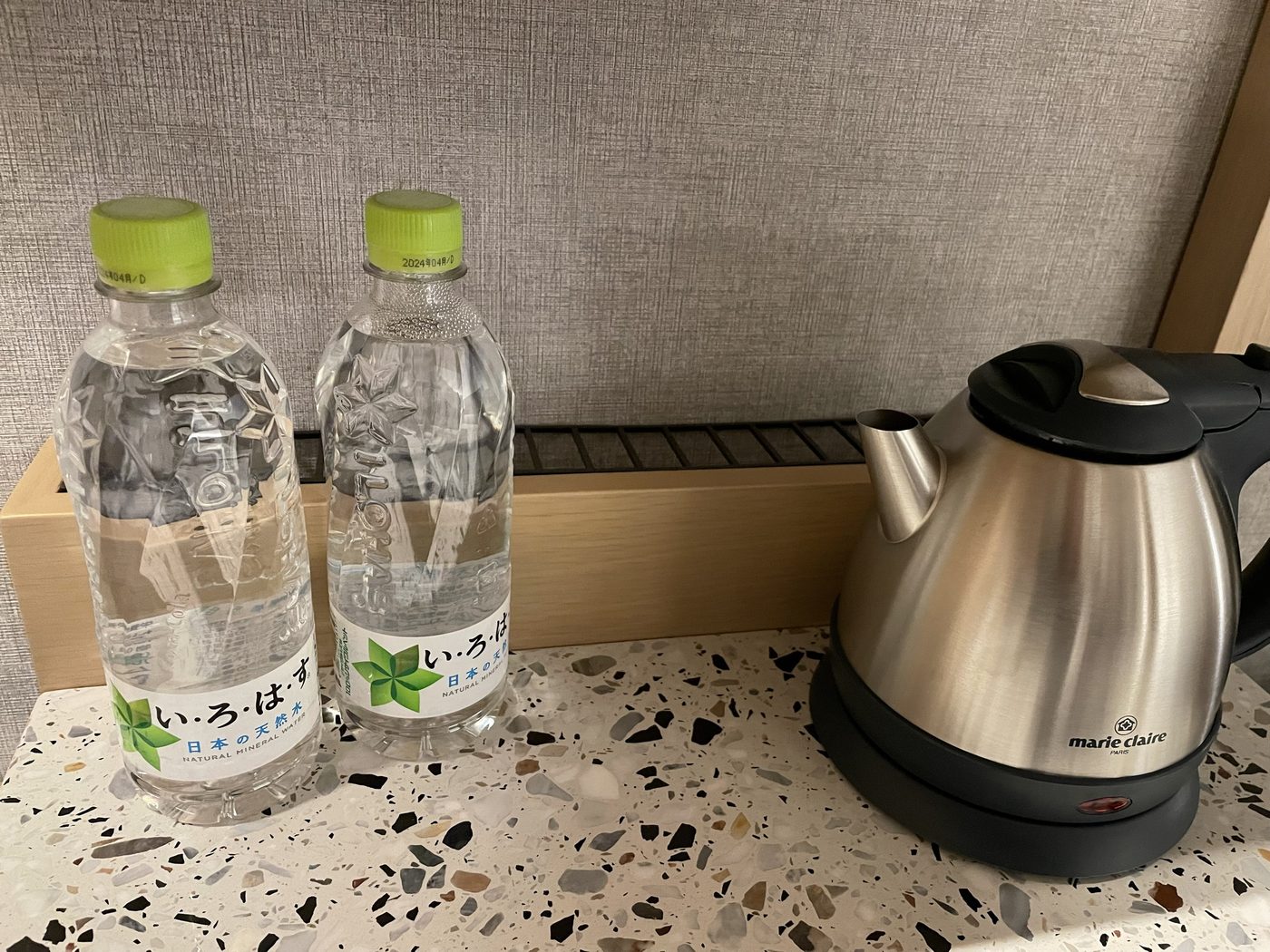 水のボトル2本と電気ケトル