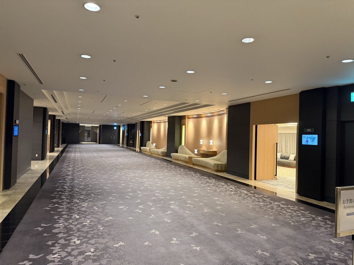 ヒルトン名古屋の4階 宴会場フロアのホワイエ(廊下とソファ)