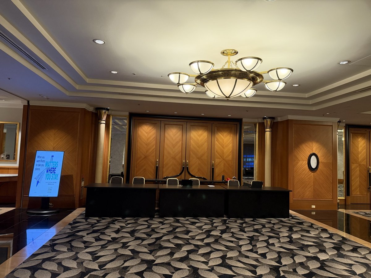 ヒルトン名古屋の5階 宴会場フロアの入口(受付テーブルとシャンデリア)