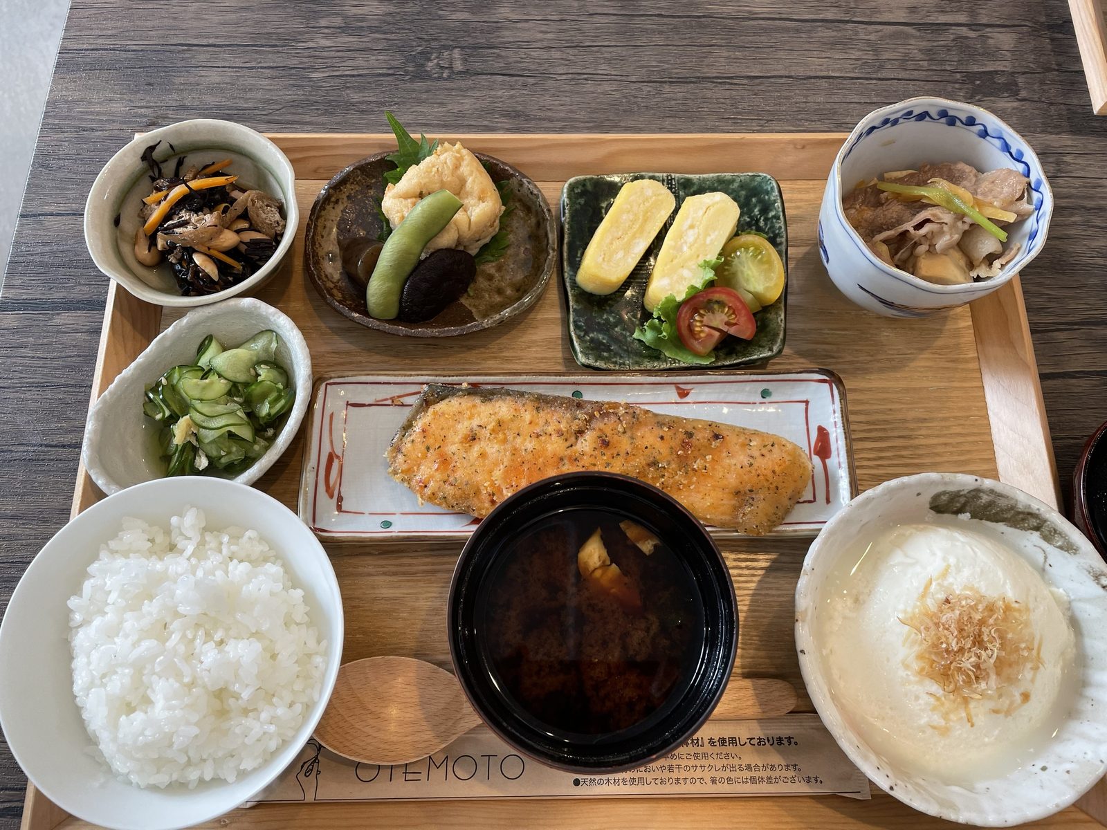 嬉野とうふ のせの和朝食。寄せ豆腐、鮭のムニエル、すき焼きの小鉢、卵焼き、ひじき、味噌汁、ご飯(2022年7月)
