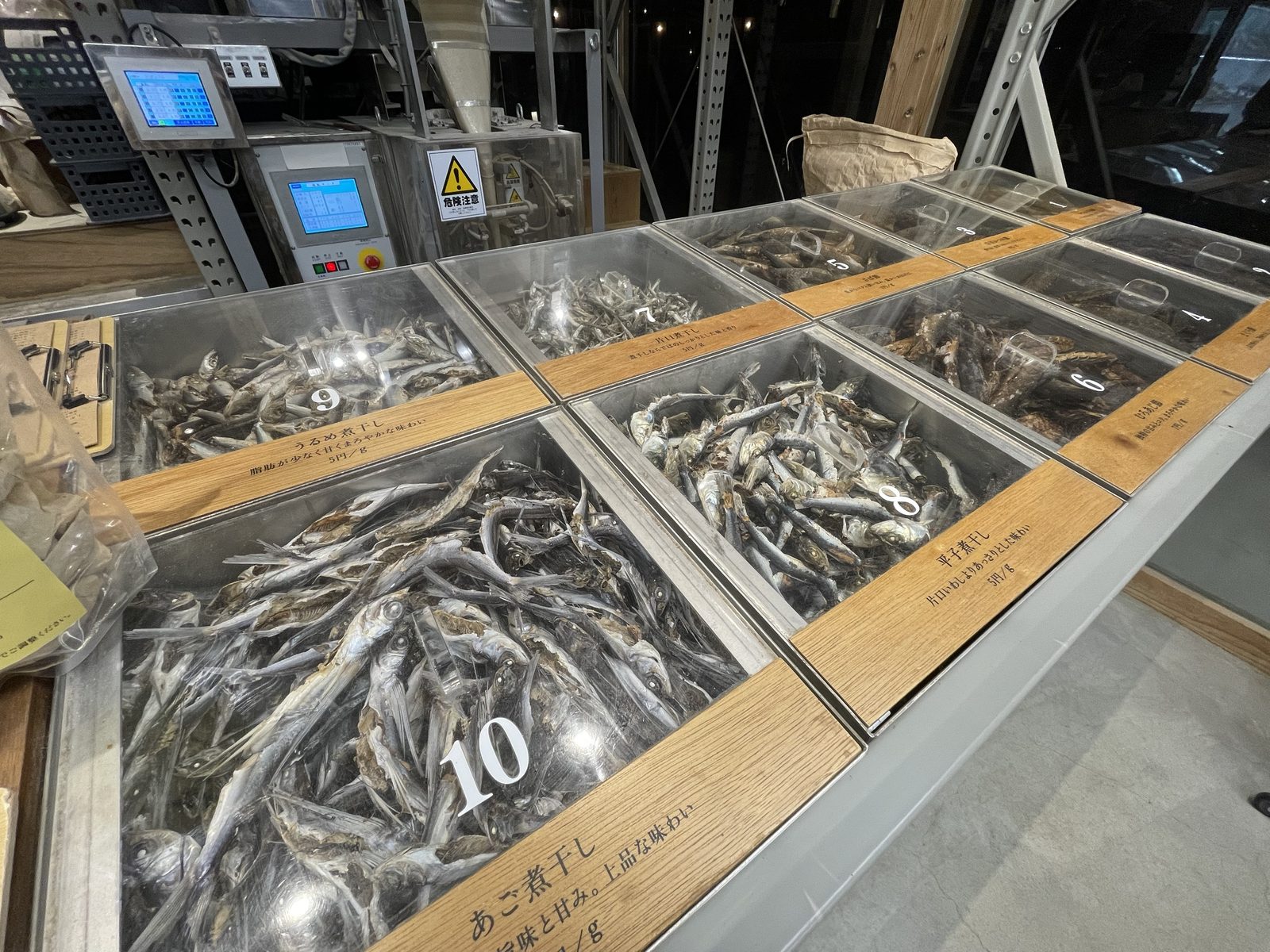 尾粂 三重VISON店の煮干しの量り売り。あご、平子、うるめ、片口(2022年7月)