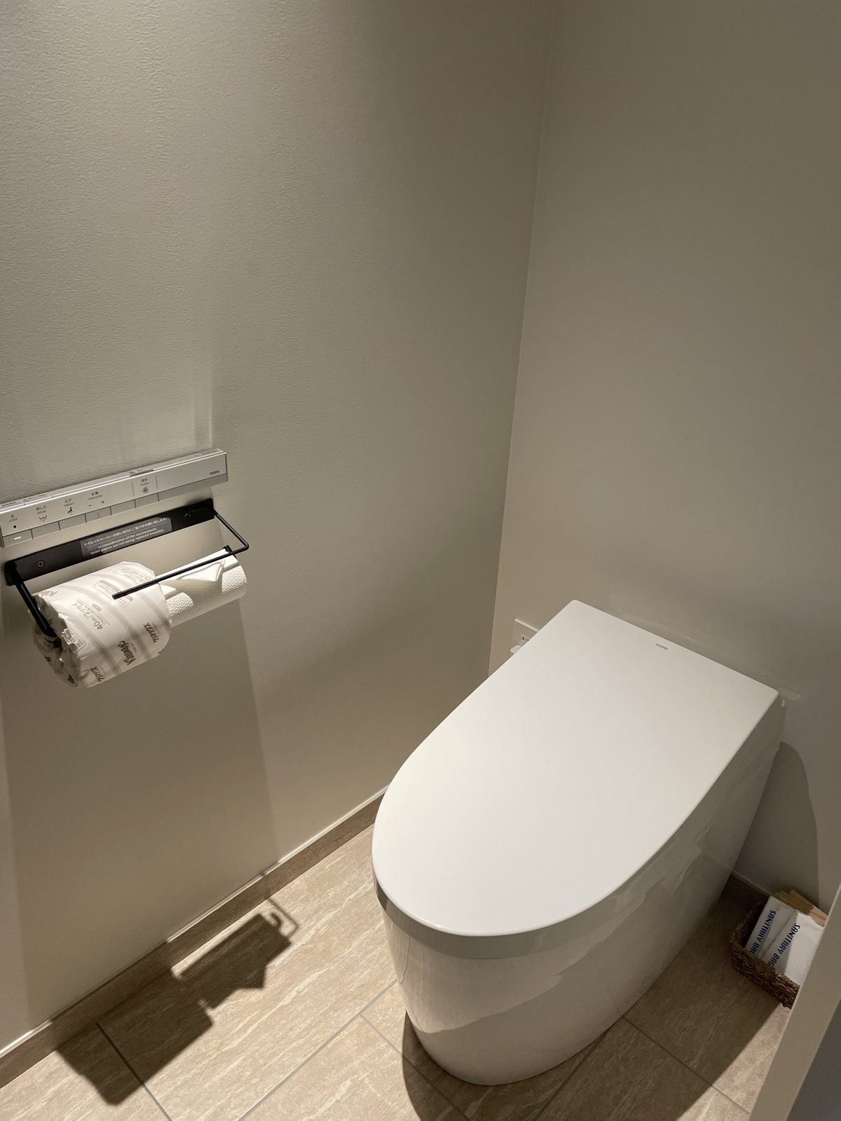 HOTEL VISONの客室のトイレ。タンクの無い型で、操作は壁のリモコン(2022年7月)