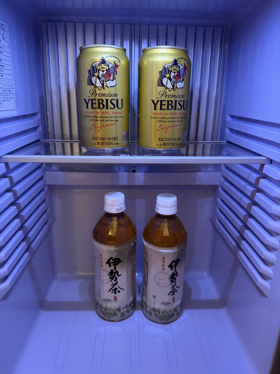 客室の冷蔵庫に入っているヱビスと伊勢茶