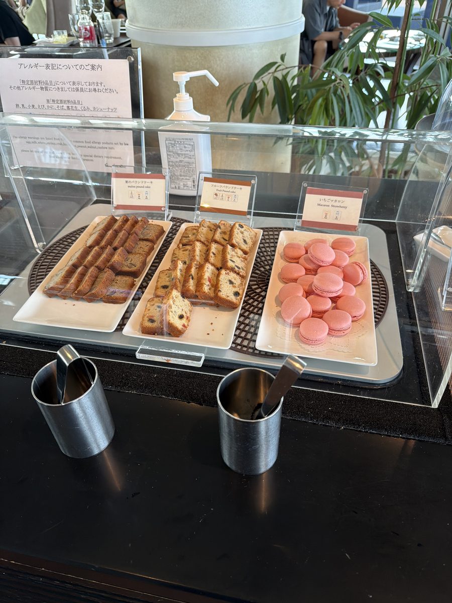 昼のゲストラウンジのパウンドケーキとマカロン