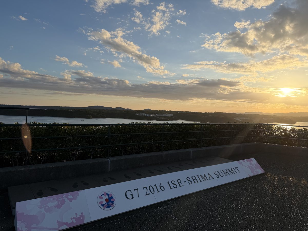 屋上庭園のG7 2016 ISE-SHIMA SUMMITのプレートと夕陽