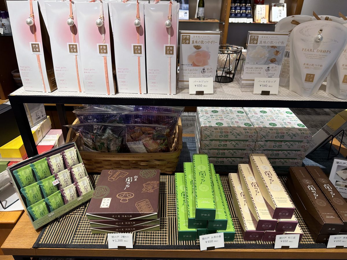 THE CLASSIC SHOPの菓子の棚