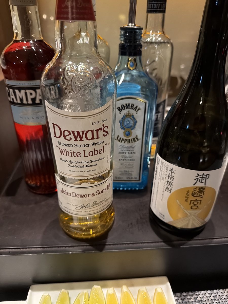 バータイムのカンパリ、デュワーズ、ボンベイ サファイア、日本酒
