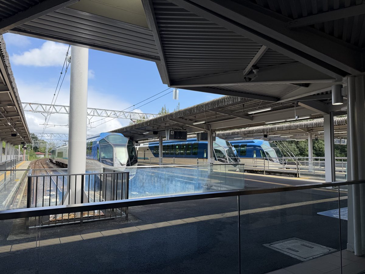 賢島駅のホームに並ぶしまかぜ