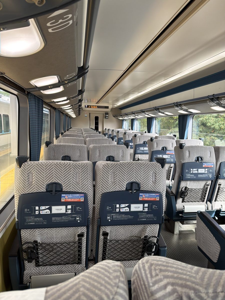 賢島駅を発車するときの近鉄特急の空いた車内