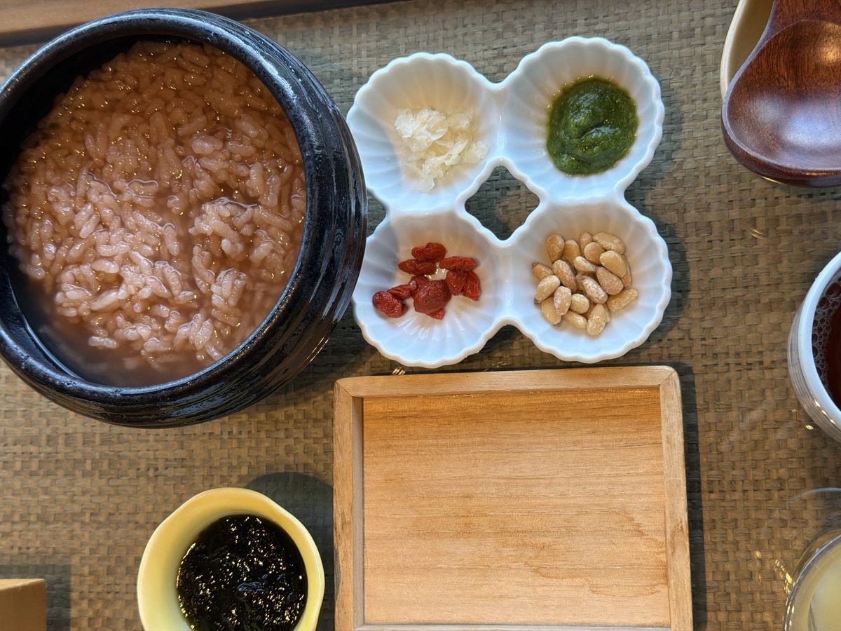 土鍋で出てくる薬膳粥と小鉢
