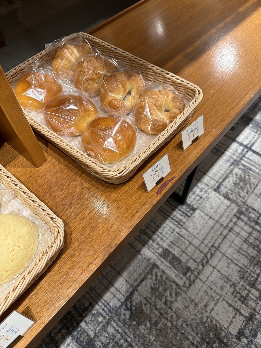 THE CLASSIC SHOPに並ぶ焼きたてのパン