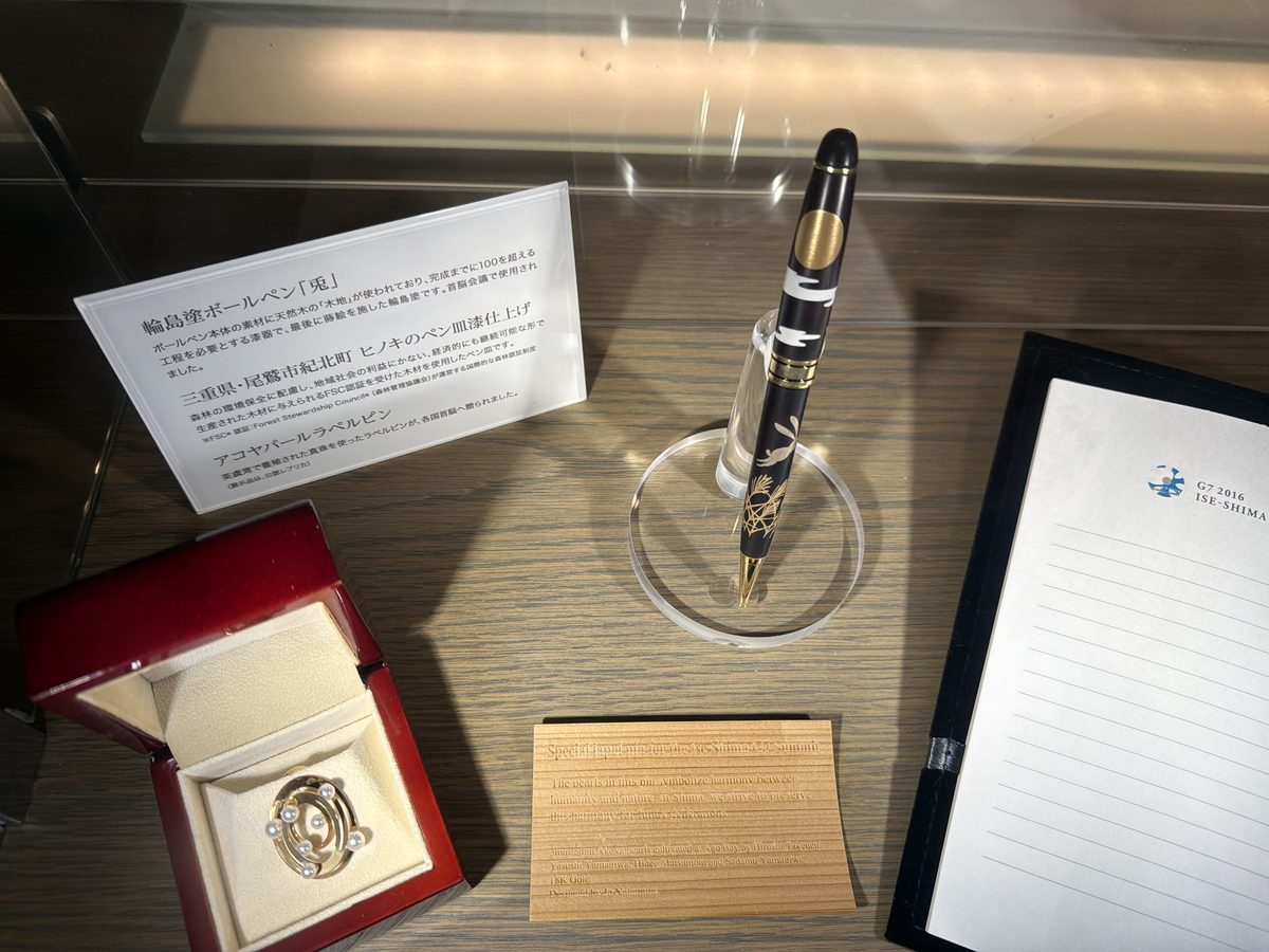 輪島塗のボールペンとアコヤパールのラペルピンの展示